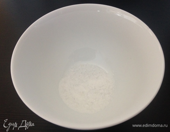 Затем смешать 1 ч. л. соли с горкой и 1 ч. л. сахара без горки. Соль обязательно должна быть крупной.