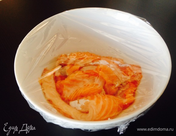 Далее кусочки плотно сложить в стеклянную или керамическую тару. Закрыть пленкой и поместить в холодильник на сутки. По прошествии суток брюшки можно переложить в пергаментную бумагу или оставить, как было, потому что за сутки рыба возьмет соли, сколько ей нужно. Хранить не более 30 дней в холодильнике.