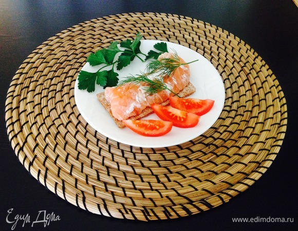 Малосольную рыбку украшаем зеленью, достаем хлебцы, и вуаля! Приятного аппетита!