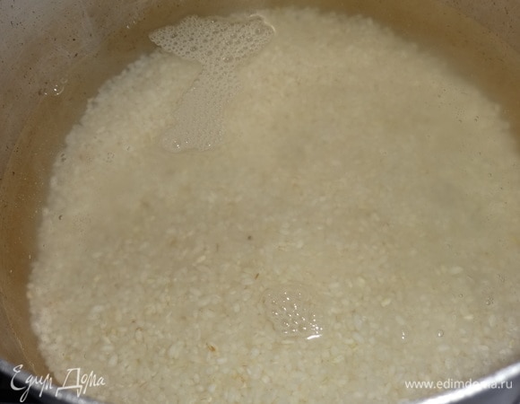 Рис отварить в кипящей подсоленной воде до готовности. Откинуть на дуршлаг.