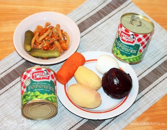 Ингредиенты для приготовления. Отваренные и охлажденные овощи очищаем от шкурки. Вареное яйцо очищаем от скорлупы.