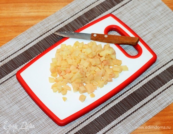 Подготовим продукты для приготовления винегрета. Картофель нарезаем маленькими кубиками.