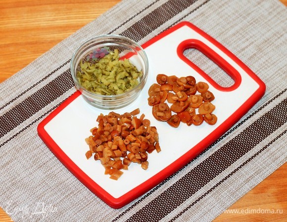 Огурцы трем на крупной терке. Грибы нарезаем мелкими дольками.