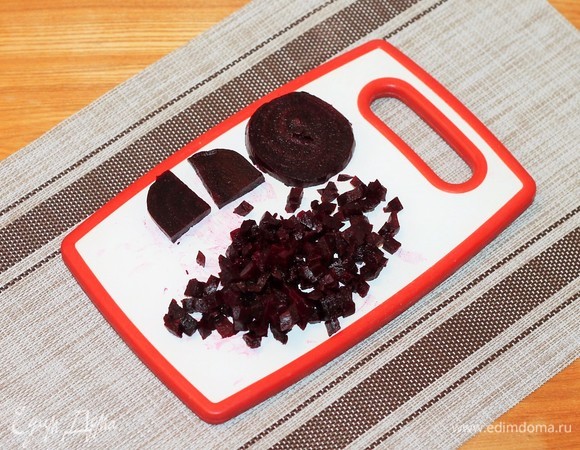 От свеклы отрезаем 2 кружочка — это для украшения салата. Оставшуюся свеклу нарезать маленькими кубиками.