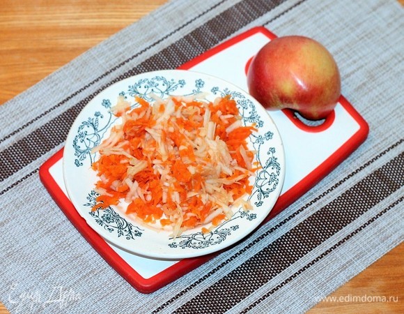 Яблоко, очищенное от семечек и кожуры, трем на крупной терке. Смешиваем с тертой морковью.