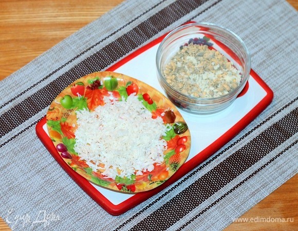 Куриное яйцо делим на белок и желток. Белок трем на мелкой терке, желток растираем вилкой.