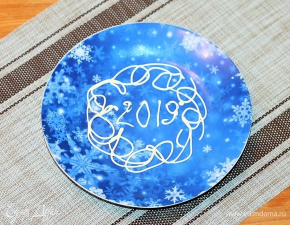 Сервировочное блюдо смазываем майонезом.