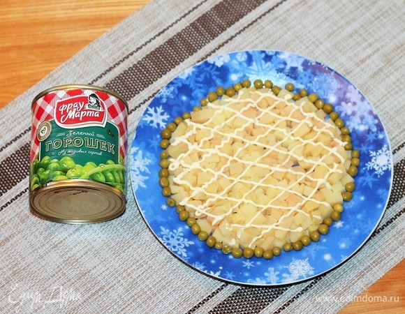 Выкладываем первый слой — картофель и майонез. Все слои по необходимости солим и перчим.