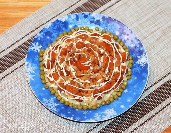 Второй слой — грибы и майонез.