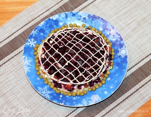 Третий слой — свекла и майонез.