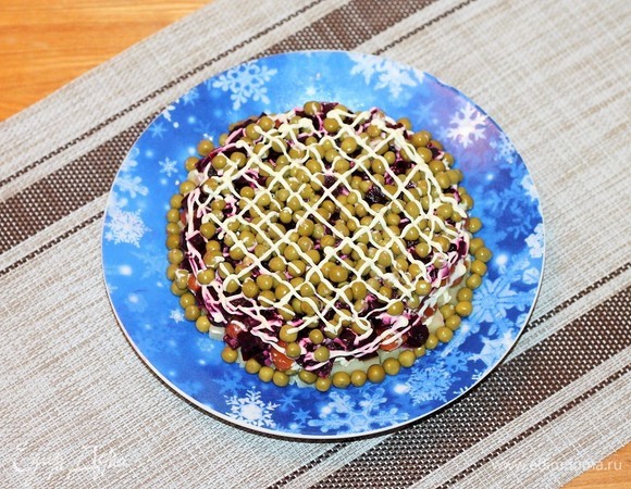 Четвертый слой — горошек ТМ «Фрау Марта» и майонез.