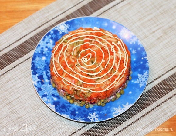 Пятый слой — морковь, смешанная с маринованным огурцом и яблоком. и майонез.