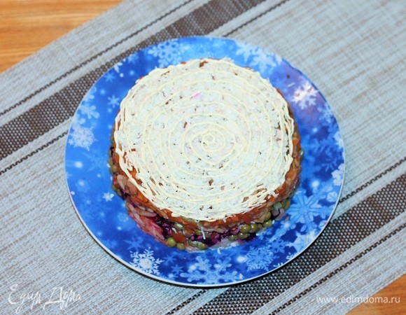 Шестой слой — яичный белок и майонез.