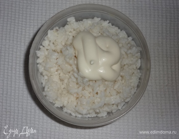 Рис немного посолить. Заправить небольшим количеством майонеза, перемешать.