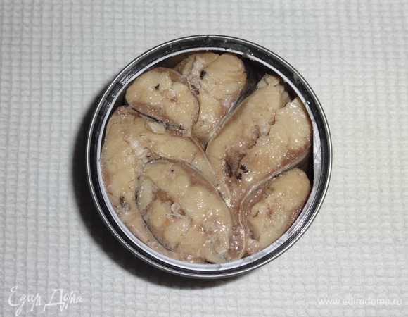 Открыть банку с консервированной рыбой.