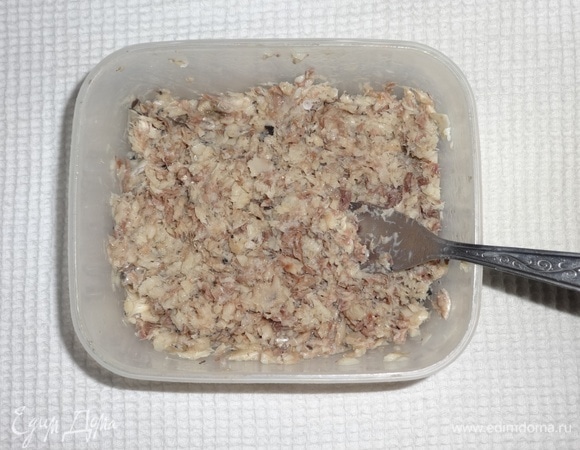 Слить с консервов жидкость. Рыбу размять вилкой.