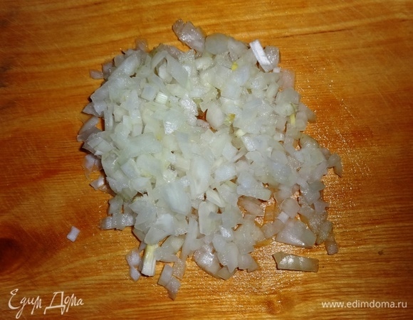 Лук почистить, мелко нарезать. Выложить в сито, обдать кипятком. Обсушить бумажным полотенцем.