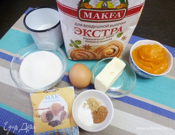 Подготовить продукты для этого замечательного кекса. Тыквенное пюре я готовлю в микроволновке. Нарезаю тыкву средними кусочками, вливаю 2 столовые ложки воды в миску с тыквой. Затягиваю миску пищевой пленкой и отправляю в микроволновку на 4–5 минут при мощности 800 Вт. Затем измельчаю блендером до гладкости.
