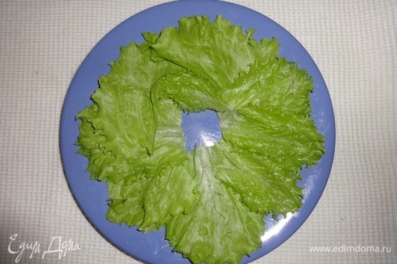 Листья салата вымыть, обсушить, выложить на плоское блюдо.