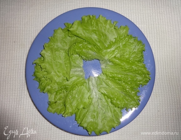 Листья салата вымыть, обсушить, выложить на плоское блюдо.
