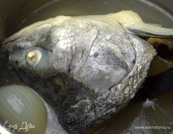 Вначале надо сварить бульон. Я варила его с вечера из головы лосося (можно из плавников и хвоста), добавила лук, лавровый лист, соль.