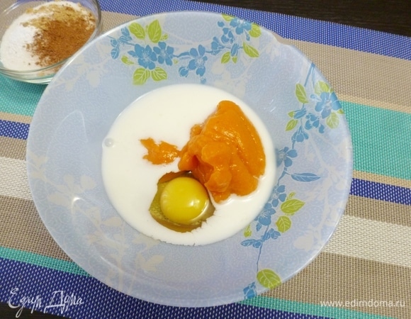 Соединить молоко, яйцо и тыквенное пюре. Размешать до однородности.