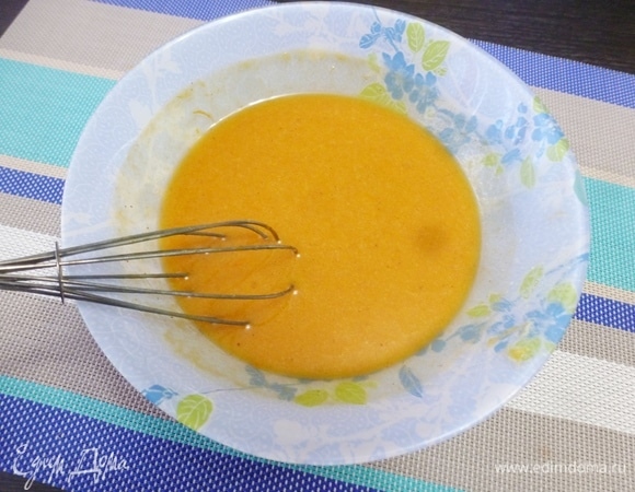 Соединить молочно-тыквенную смесь с сахаром и размешать.