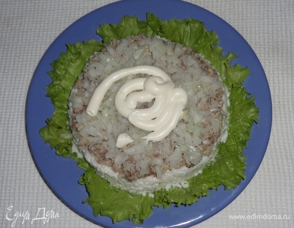 На рыбу выкладываем слой лука, затем — майонез.