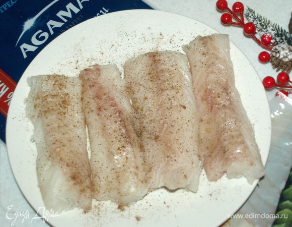 Филе трески промыть, обсушить бумажными полотенцами. Посыпать перцем и солью по вкусу.