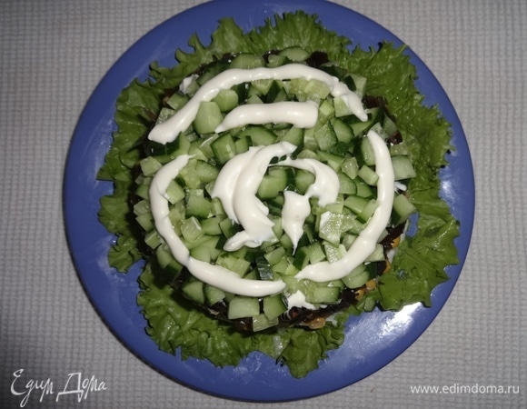 Слой огурцов, майонез.