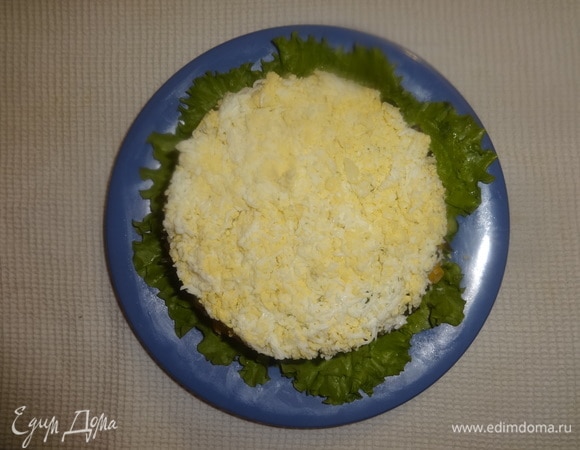 И последний слой — яйца. Поставить салат в холодильник на 1 час.