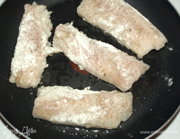 Обвалять в муке и жарить на разогретой с растительным маслом сковороде. По одной минуте с каждой стороны.