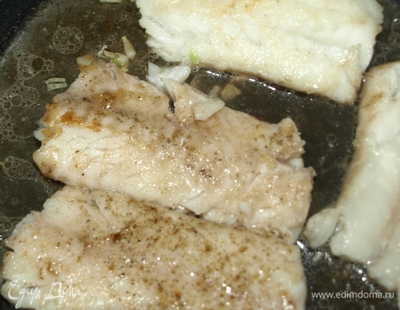 Добавить мелкорубленый чеснок. Готовить полминуты. Влить вино и готовить 1 минуту.