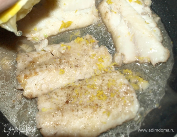 С половины лимона снять цедру, выдавить сок. Добавить к рыбе. Готовить еще 2 минуты.