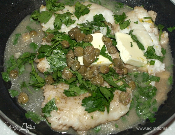 Добавить петрушку, каперсы, сливочное масло. При необходимости добавить соль и перец. Готовить, пока масло не растает.