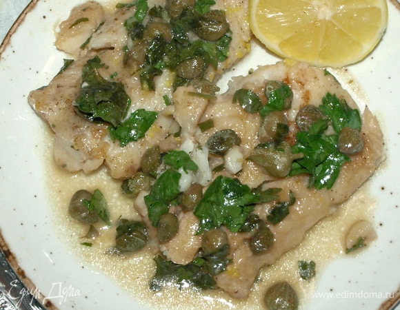 Подавать рыбу к столу сразу, не забываем полить соусом.