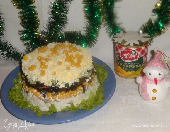 Перед подачей украсить салат кукурузой. Подать на праздничный стол. Угощайтесь! Приятного аппетита! С наступающим!
