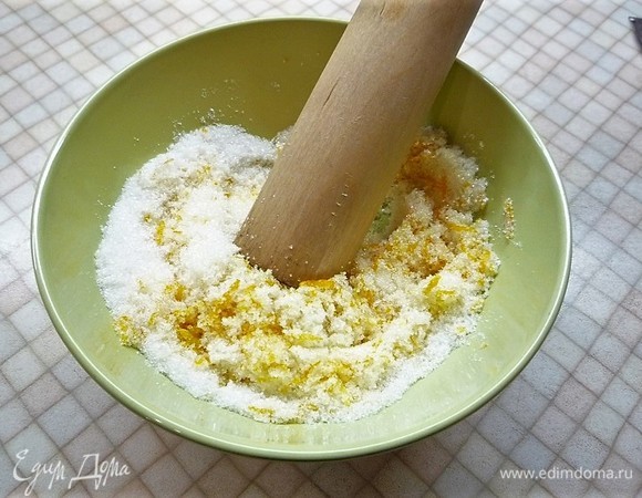 В глубокую чашку насыпаем сахар, добавляем апельсиновую цедру и хорошо растираем, чтобы цедра отдала свой аромат.