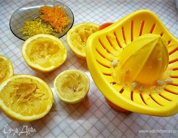 Из апельсинов и лимона выжимаем сок. Нам нужно 150 мл.