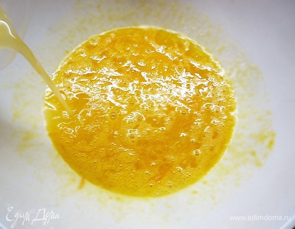 Добавляем сок. Перемешиваем и убираем в сторону на 30 минут.