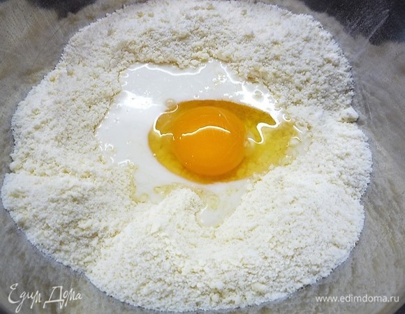 Добавляем яйцо, сливки и замешиваем тесто.