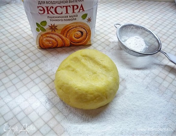 Тесто получается мягким и пластичным.