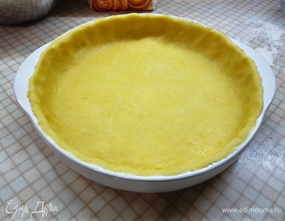 Раскатываем тесто, формируем бортики. Выступающее за бортики формы тесто срезаем скалкой. Форма у меня диаметром 20 см. Поверх теста кладем бумагу для выпечки, насыпаем груз и выпекаем при температуре 200°C 15 минут, затем бумагу и груз убираем и выпекаем еще 5 минут.