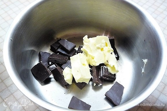 Шоколад с маслом растапливаем на водяной бане. Добавляем молотые специи (корицу, имбирь, кардамон, бадьян), перемешиваем.