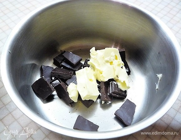 Шоколад с маслом растапливаем на водяной бане. Добавляем молотые специи (корицу, имбирь, кардамон, бадьян), перемешиваем.