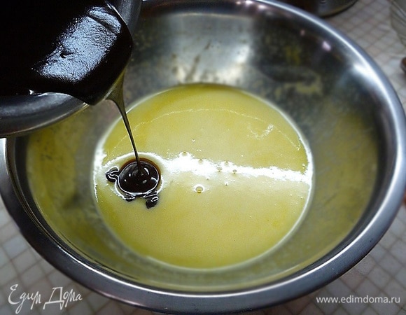 Смешиваем растопленный шоколад с процеженной заливкой.