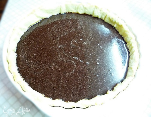 Выливаем готовую смесь на корж.