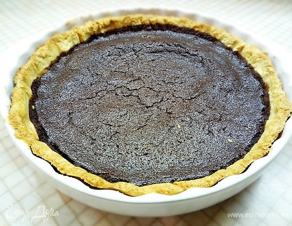 Выпекаем при температуре 170°C 30 минут. Готовый пирог в середине немного дрожит, при остывании начинка густеет.