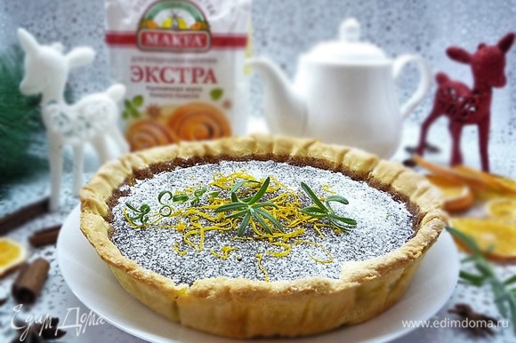 Даем пирогу полностью остыть, посыпаем сахарной пудрой, украшаем цедрой апельсина и веточками свежего розмарина.