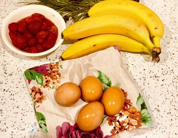 Моем яйца и клубнику. Разогреваем духовку до 180°C.